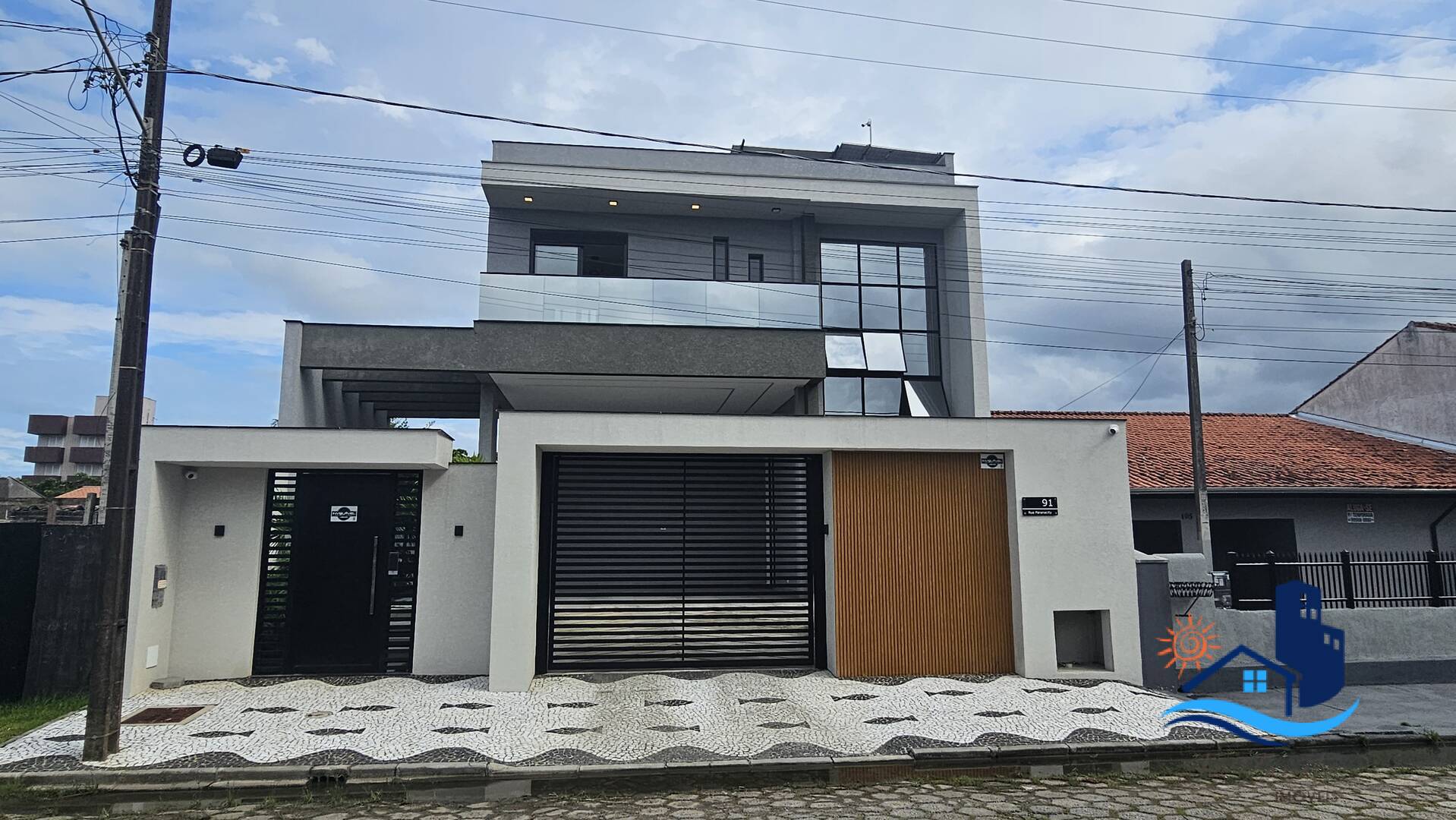 Casa à venda com 3 quartos, 169m² - Foto 1